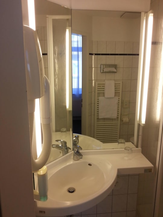 Bad mit 3 großen Spiegeln - Einzelzimmer Komfort Hotel Berliner Hof