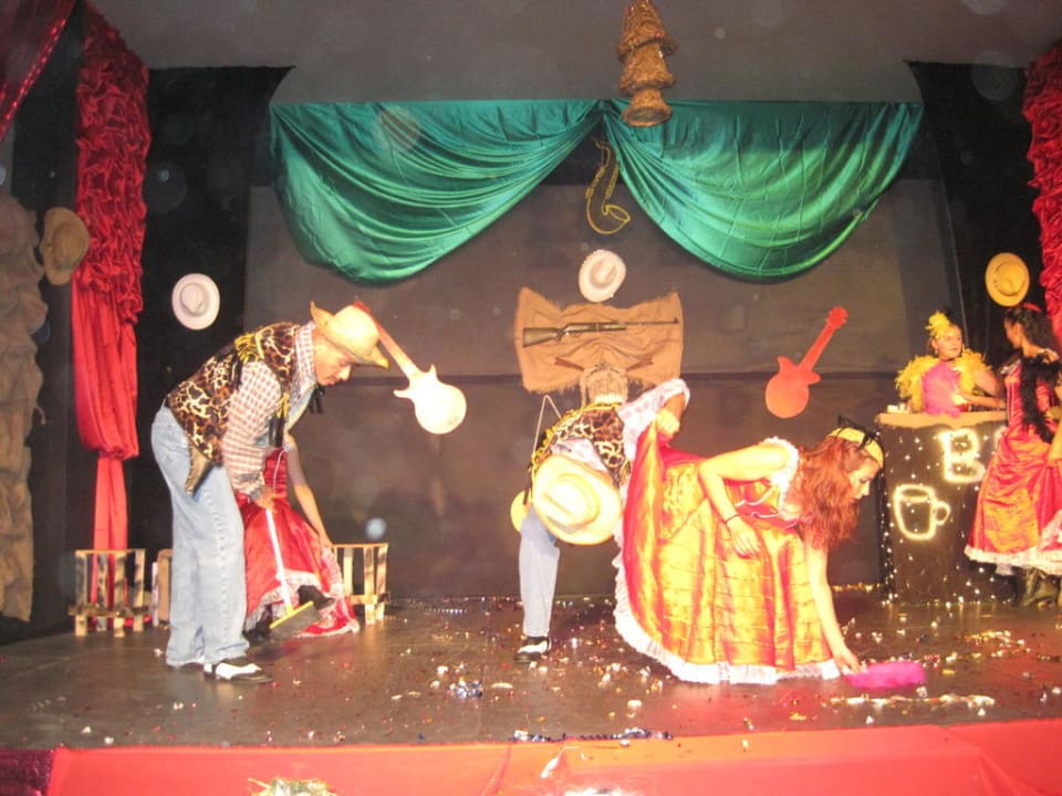 Wild Wild West Show zu Neujahr Barut Hemera