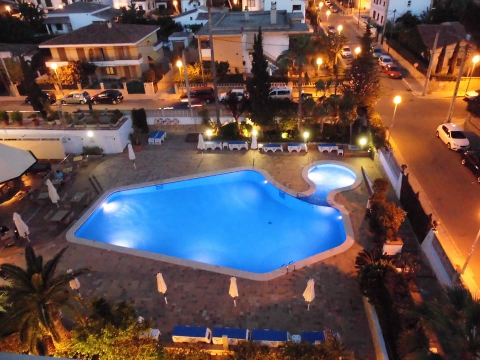 Pool gegen Abend in blau allsun Hotel Cristóbal Colón