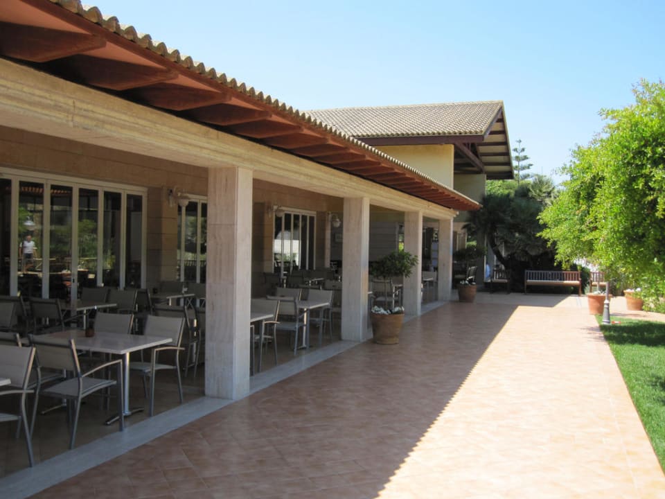Ruhezone vor dem Restaurant Playa Garden Selection Hotel & Spa