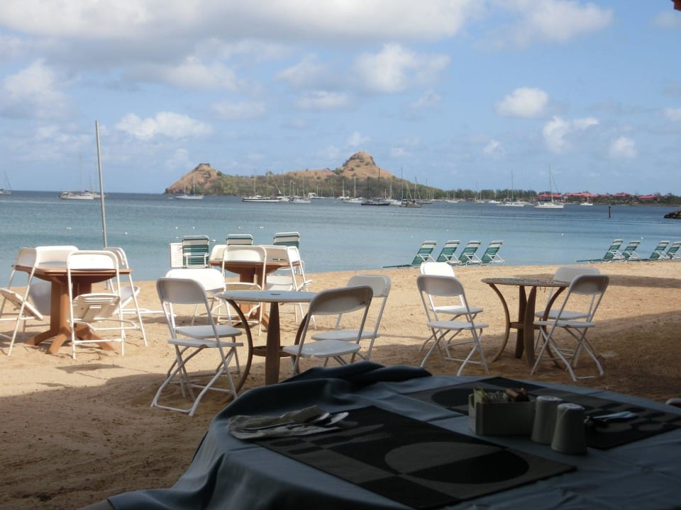 Blick bem Frühstück auf den Strand Bay Gardens Beach Resort