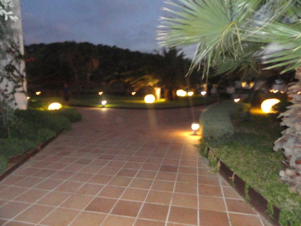 Gartenanlage am Abend Grand Palladium Select Palace Ibiza