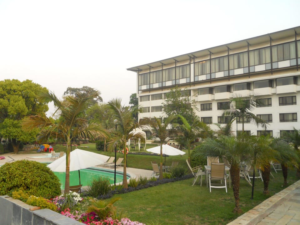 Blick auf Garten/Pool und Hotel Himalaya Hotel