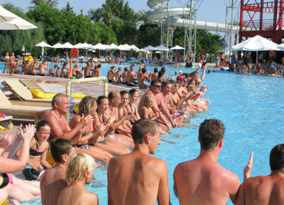 Aperitifspiele am Pool Asteria Family Belek