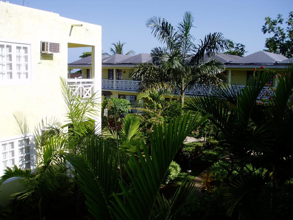 Blick vom Balkon in die Anlage Merril's Beach Resort