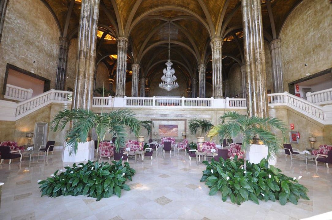 Schöne Sitzecken in der Lobby Lopesan Villa del Conde Resort & Thalasso