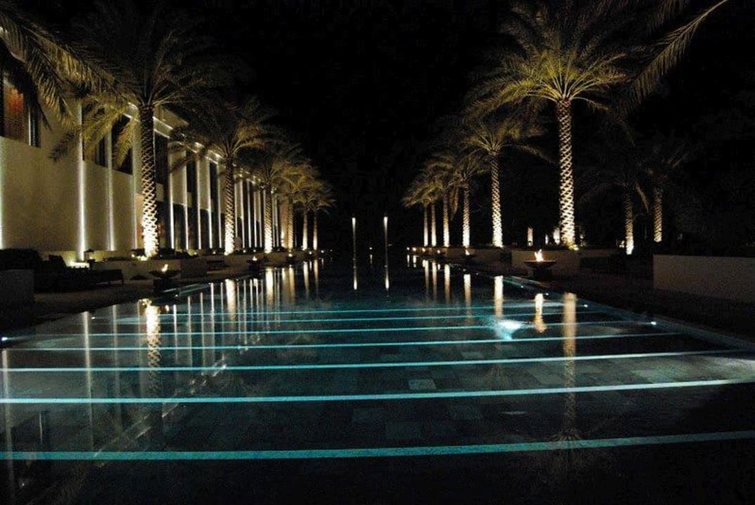 Der "Long Pool" bei Nacht The Chedi Muscat