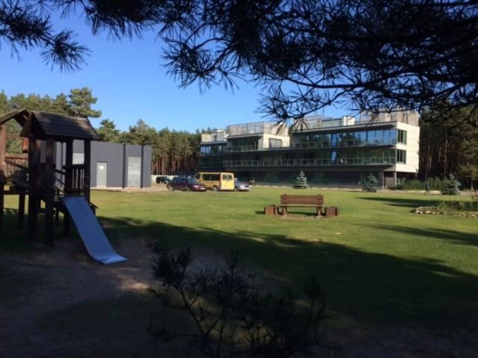 Spory teren hotelowy z placem zabaw dla dzieci Hotel Meduza