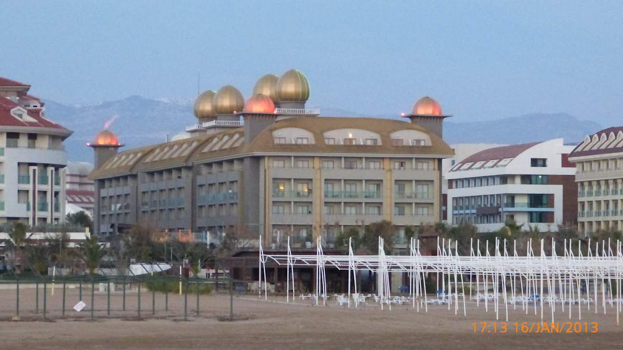 Das Hotel vom Strand her gesehen Aydinbey Kings Palace & Spa