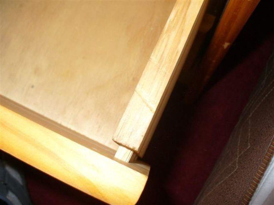 Kaputte Schublade im kleinen Zimmer OG Apartments Stegelshof