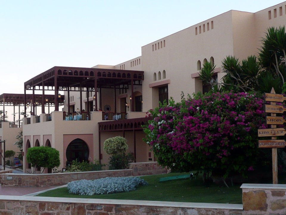 Weg zum Buffetrestaurant Steigenberger Coraya Beach - Adults only