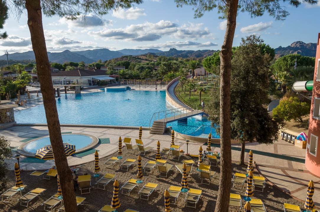 Pool von oben von den Zimmern aus Tirreno Resort