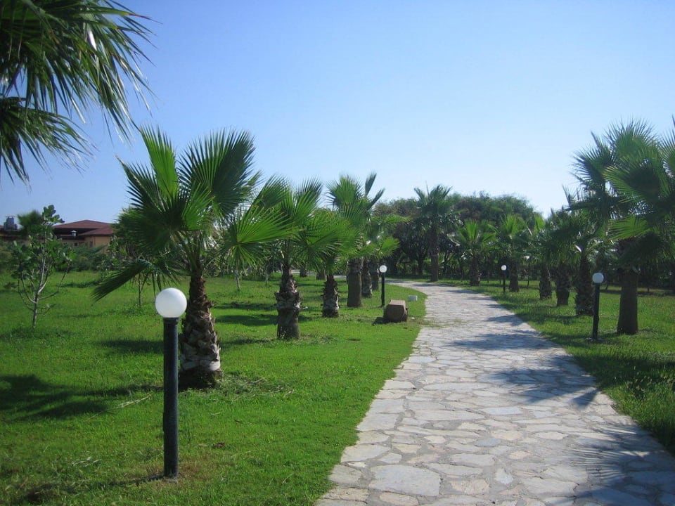 Weg zum Strand Club Grand Side