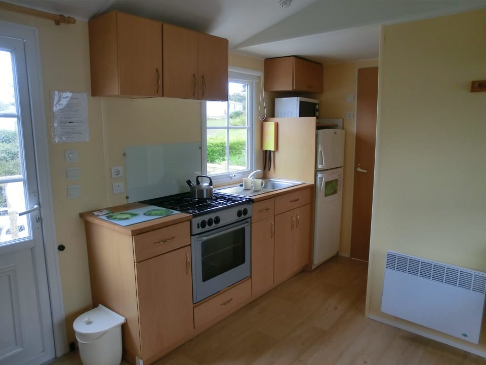 Küchenzeile mit Backofen, Mikrowelle usw. Camping Le Ranolien