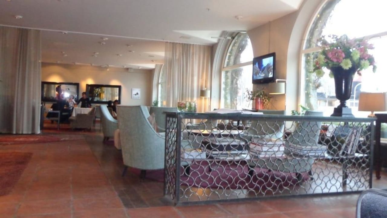 Schön eingerichtete Lobby Hotel Radisson Blu Strand