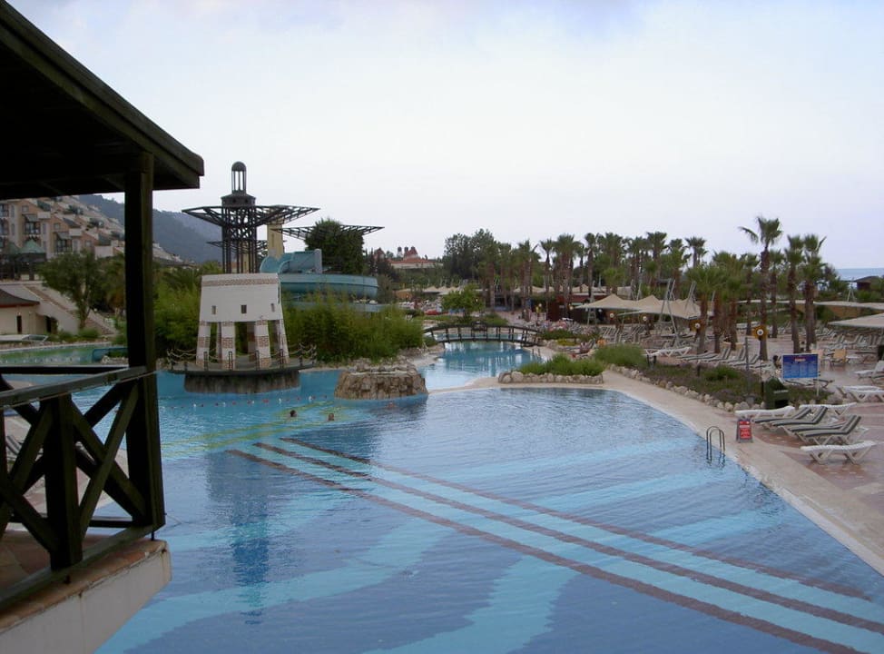 Blick über einen Teil der Poolanlage Limak Limra Hotel & Resort