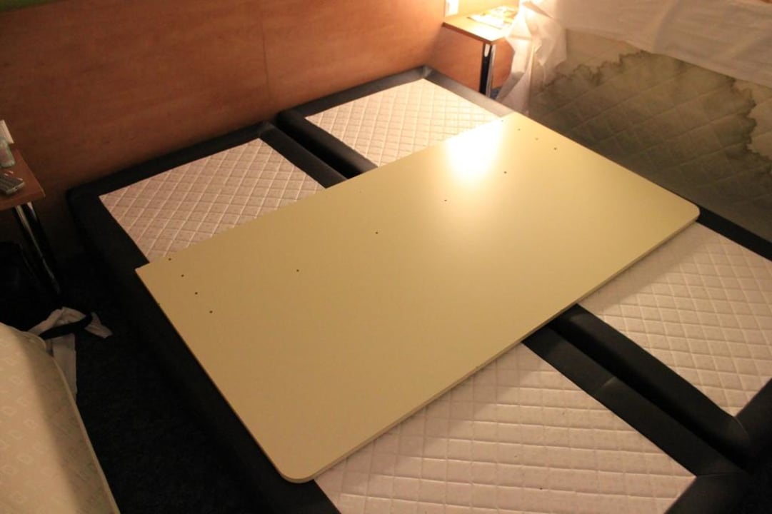 Bettansicht ohne Matratzen B&B Hotel Freiburg-Nord