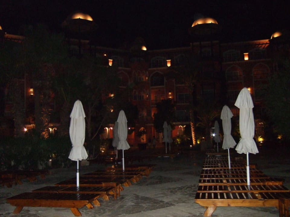 Poolanlage am Abend The Grand Resort