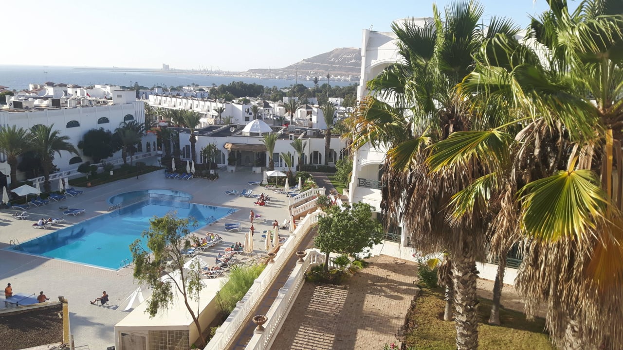 Listopad, a za oknem w słońcu hotel, ocean, Agadir Hotel Le Tivoli