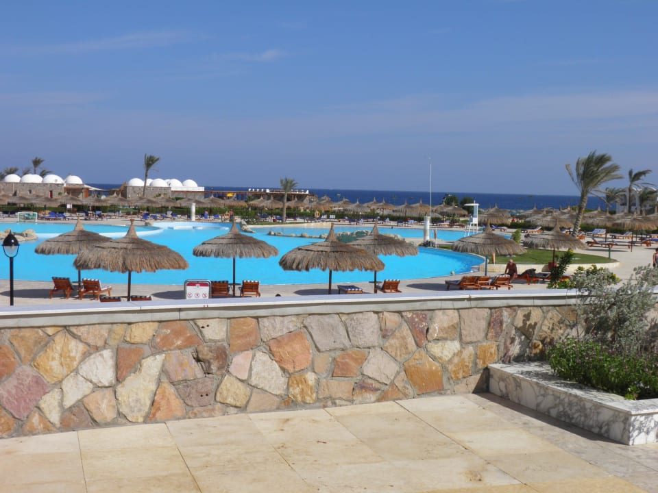 Blick auf Pool und Meer Hotel Gorgonia Beach Resort