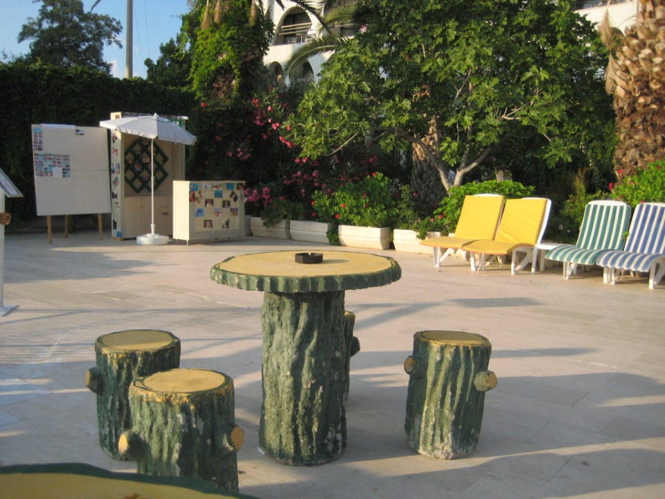 Столик в саду Hotel Golden Day