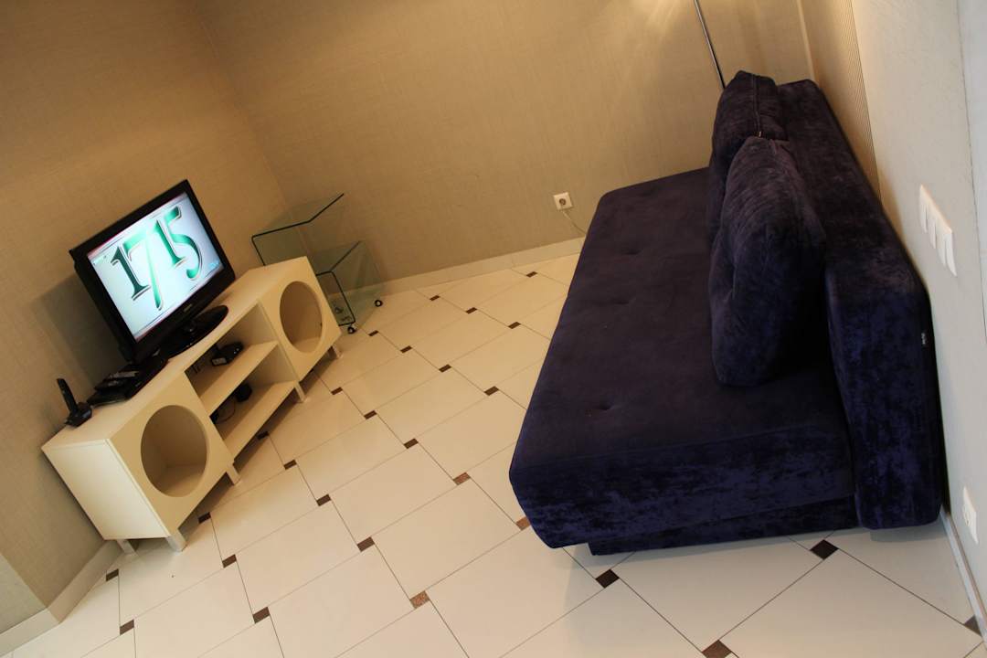 Wenig Platz - Sofa und Fernseh-Schrank Partner Guest House Baseina Street