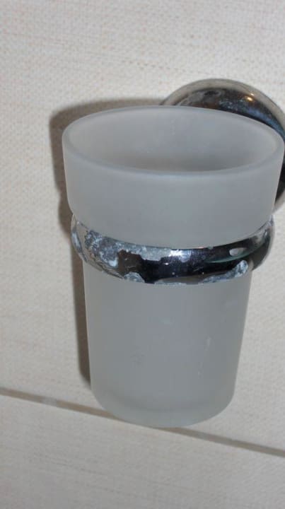 Zahnbecherhalterung abbröckelndes Chrom Hotel Aslan City Kleopatra