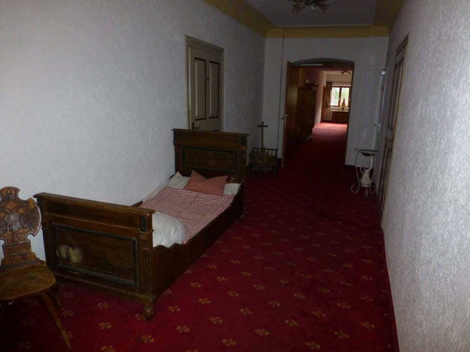 Flur 1 OG Hotel Krone Tirol
