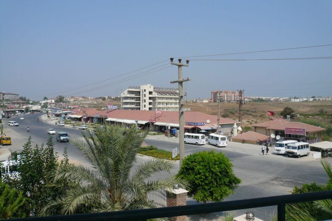 Blick aus dem Zimmer auf die Hauptstraße Seaden Corolla Hotel