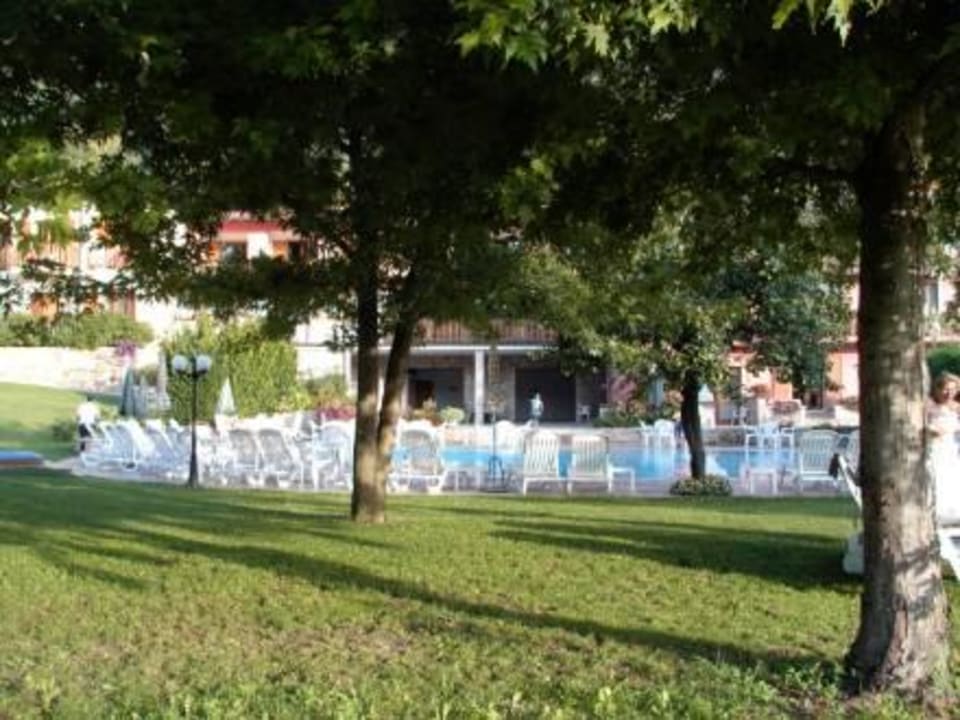 Schattenspende Bäume und Pool Park Hotel Val Di Monte