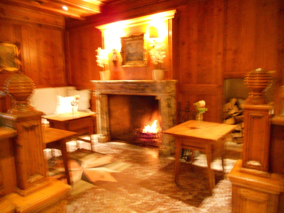 Gemütlicher Empfangbereich mit Kaminfeuer Parkhotel Oberstaufen