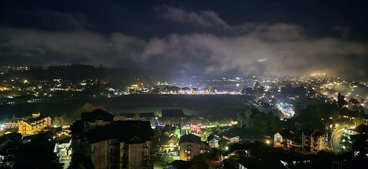 Ausblick Araliya Red - Budget friendly Hotel- Where you find stunning 360 panoramic view of Nuwara Eliya