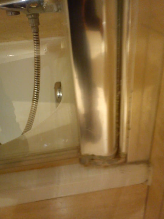 Kalk./ Schimmelablagerung Hotel Silken St. Gervasi