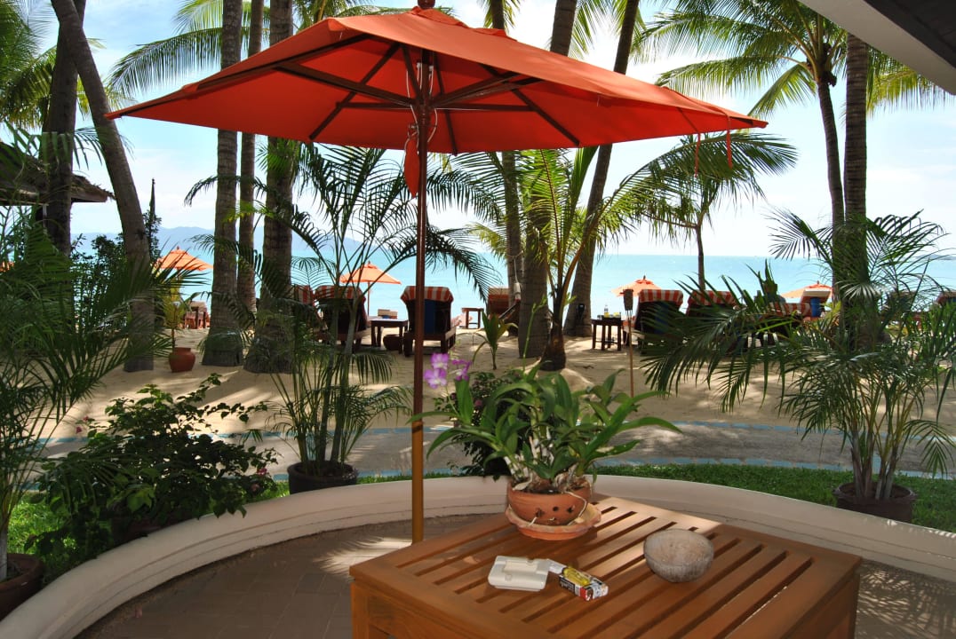 Blick vom Zimmer auf unsere Terrasse und  Strand Santiburi Koh Samui