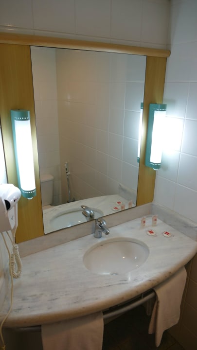 Bad Hotel Ibis Santos