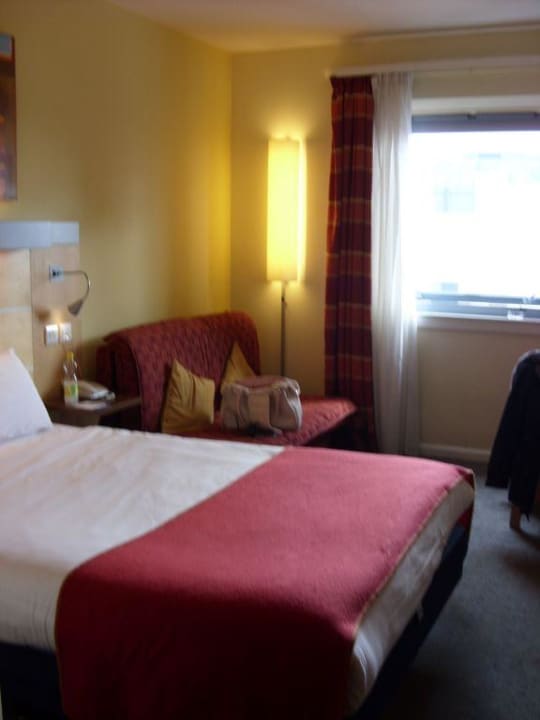 Hotelzimmer - Doppelbett und Schlafcouch Holiday Inn Express London Croydon