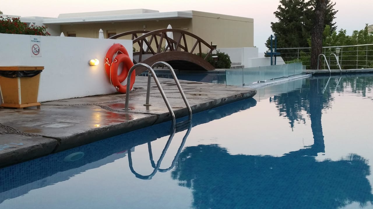 Vom großen zum Flachbecken alltoura Club Hotel Porto Angeli Beach Resort