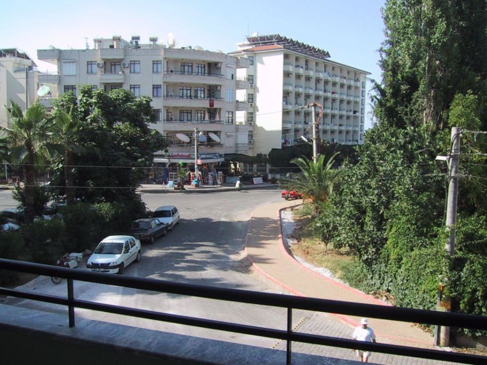 Straße am Haupteingang Arsi Hotel