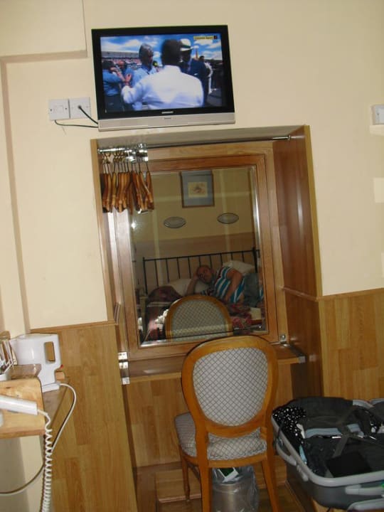 Gaderobe und Fernseher Hotel Huttons