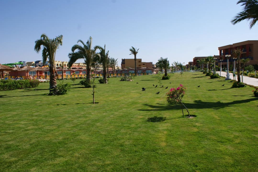 Зеленые лужайки Hotel Titanic Palace