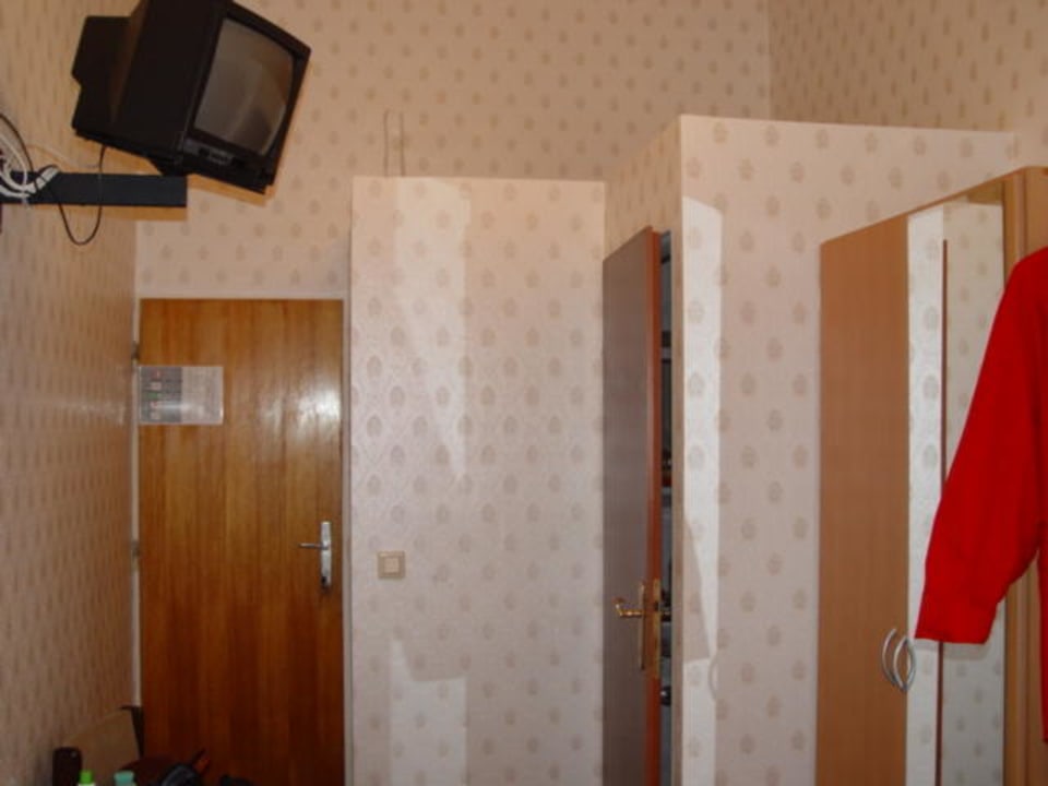 Blick zur Tür und zum Bad Hotel Pension Andreas