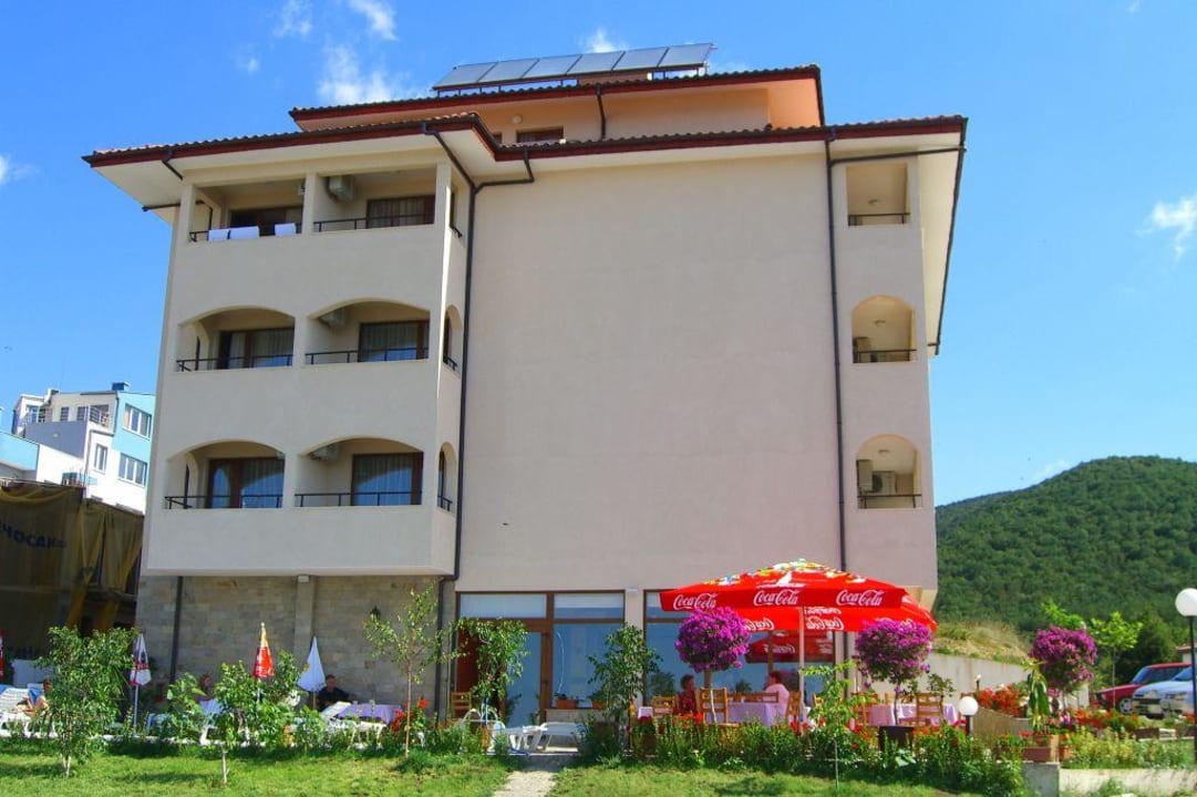 Sicht von der Meerseite auf das Hotel Hotel Juzhni Noshti