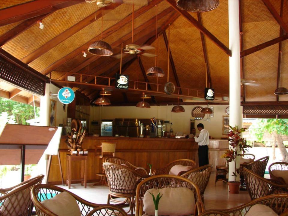 Lobby Bar Vilamendhoo Island Resort & Spa