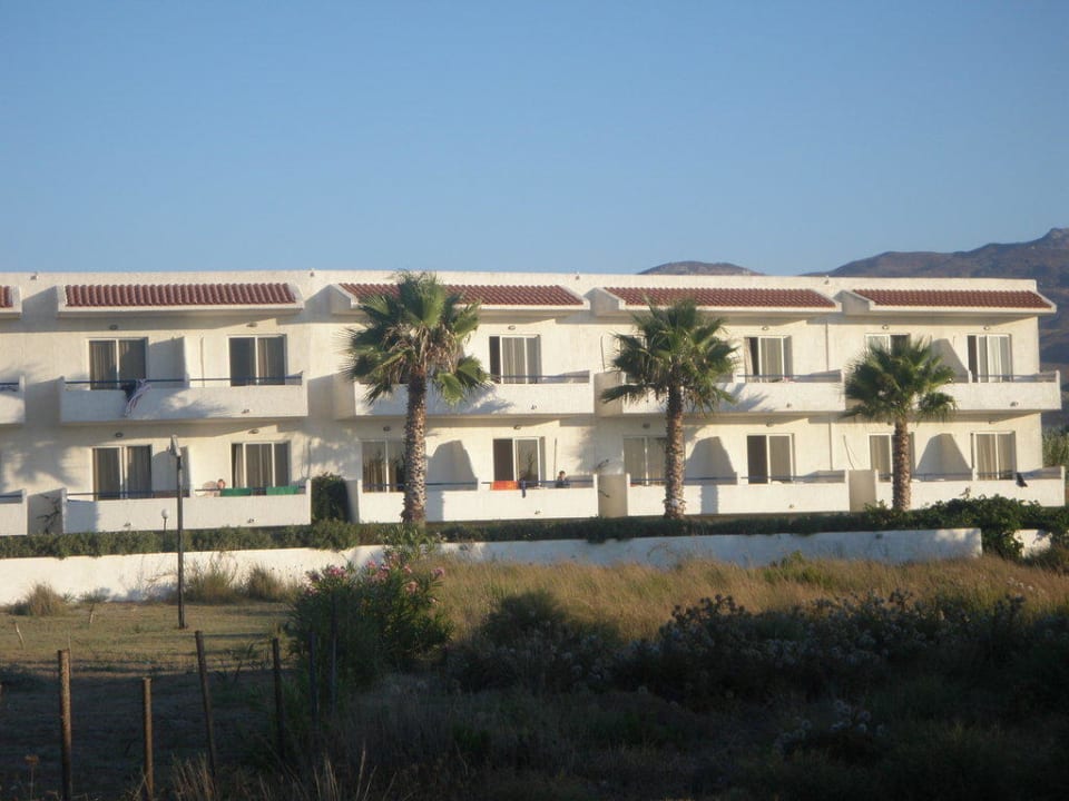 Blick auf Hotel vom Strand aus Costa Angela Seaside Resort