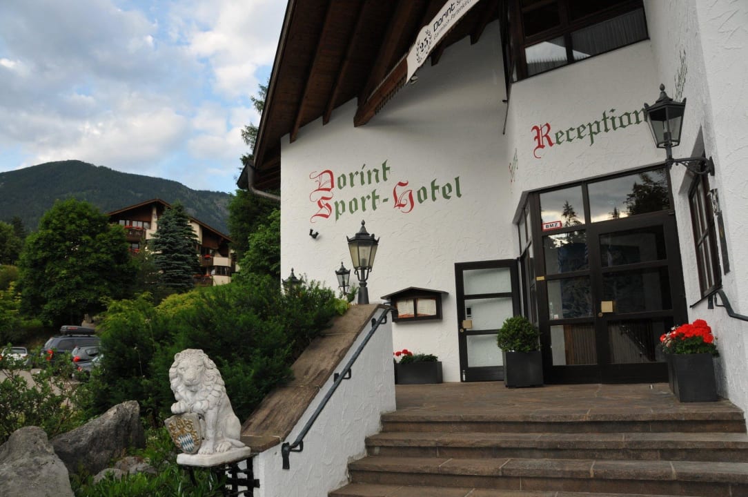 Eingang Haupthaus Dorint Sporthotel Garmisch-Partenkirchen