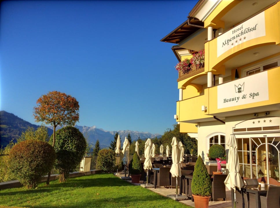 Eingang und Terrasse Hotel AlpenSchlössl