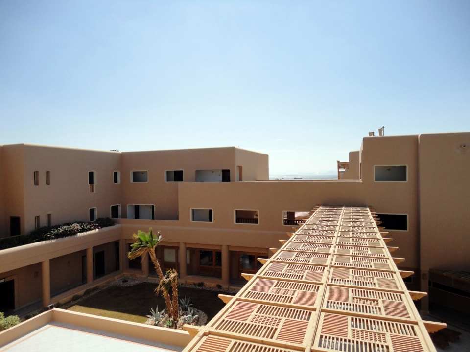 Blick auf den Innenhof  The Breakers Diving & Surfing Lodge