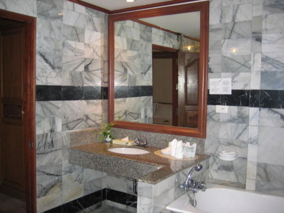 Das Bad war sehr groß The Fair House Beach Resort