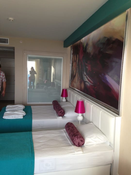 Hinter der Scheibe ist das Bad Sultan of Dreams Hotel & Spa