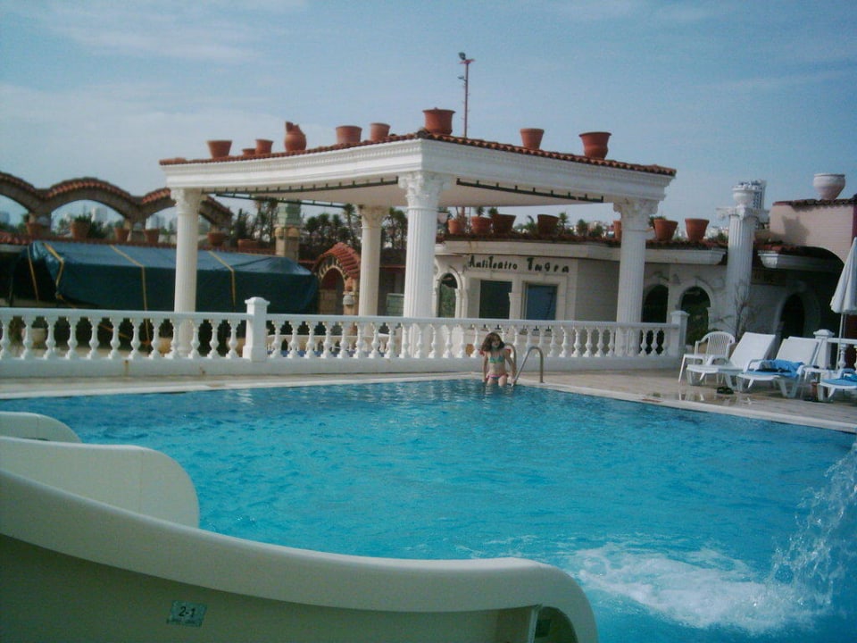 An einem der Poolanlagen mit Wasserrutsche Hotel Club Sera